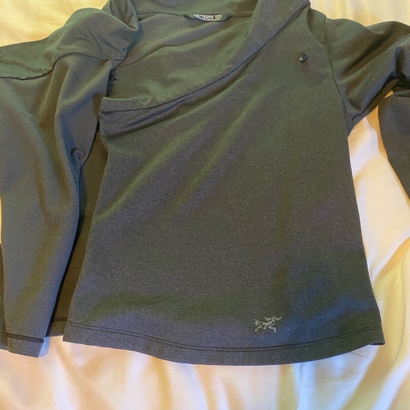 Arcteryx charcoal gray Cardigan Sweater Shirt Size women’s small. LIKE NEW - Picture 4 of 10